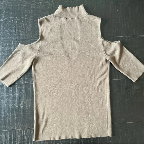 Express Women’s Ribbed Cold Shoulder Cut-Out Mock Neck Sweater SZ L - Picture 8 of 8